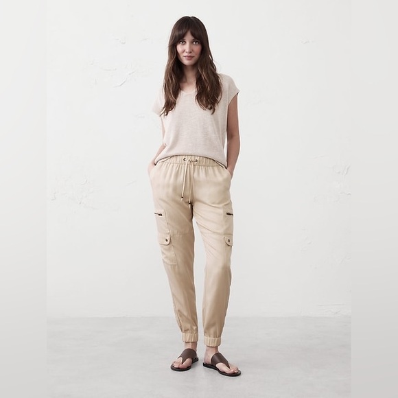 Banana Republic Factory Pants - Banana Republic Factory  TENCELT™ CARGO JOGGER Size L - Khaki - Great Condition